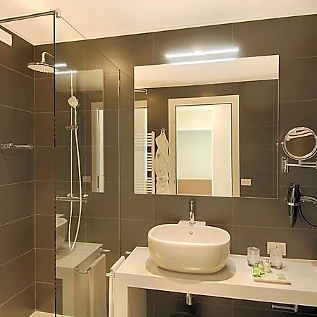 إن إتش فندق 4*