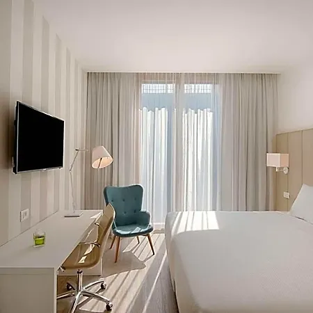 إن إتش 4* ترينتو